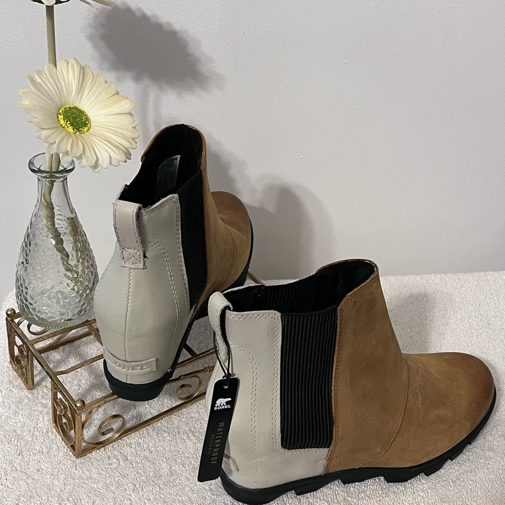 Sorel waterproof boot. Size 9.5. Camel, white and black